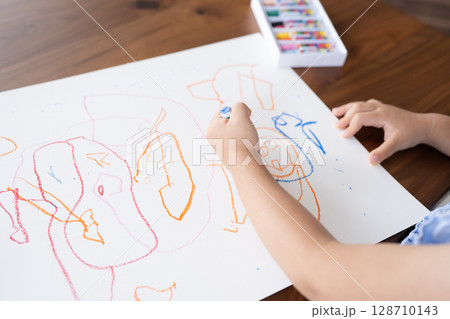 クレヨンでお絵描きを楽しむ女の子の知育シーン手元アップ 128710143
