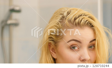 Woman with wet blonde hair 128710244