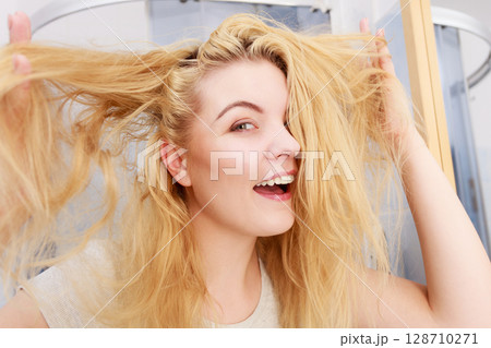 Woman with long blonde hair 128710271