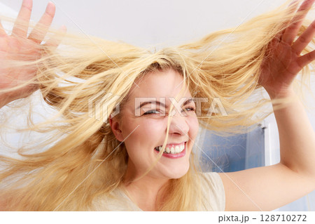 Woman with long blonde hair 128710272
