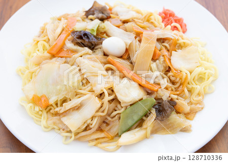 野菜たっぷりの美味しい中華焼きそば 128710336