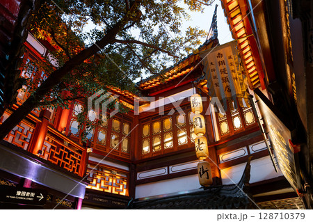 ライトアップされた豫園の風景 128710379