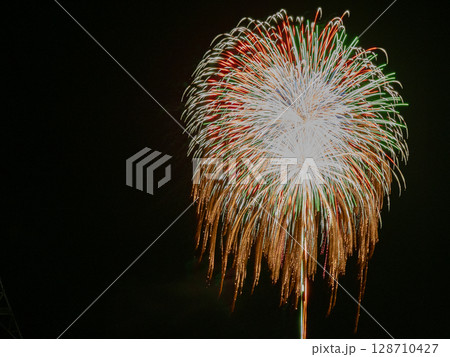 光の雨のように降り注ぐ大輪花火 128710427