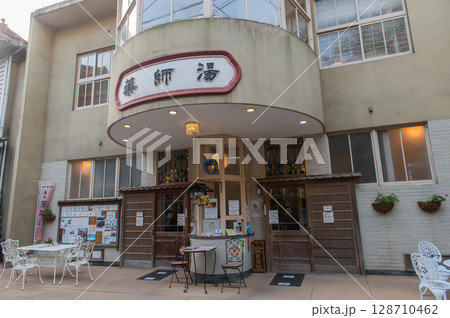 朝の湯野津温泉街を歩く｜静けさ漂う島根県のレトロな温泉地 128710462