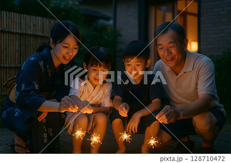 夕暮れの花火を楽しむ1 128710472