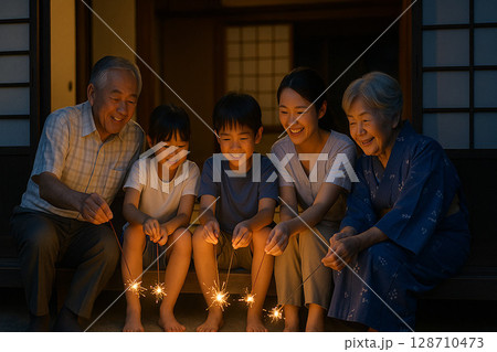 夕暮れの花火を楽しむ1 128710473