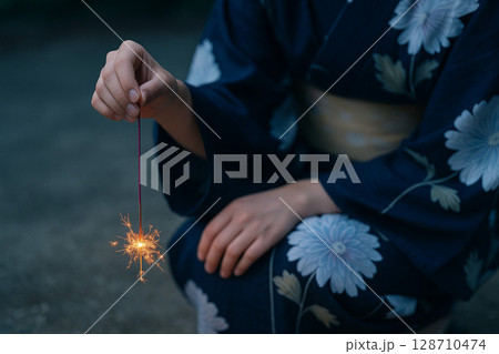 夕暮れの花火を楽しむ1 128710474