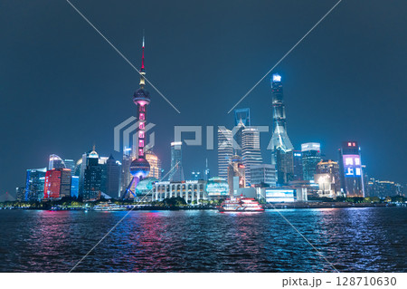 ライトアップされた上海の風景 ライトアップされた上海の風景 128710630