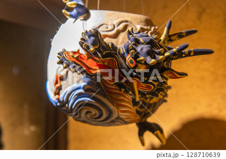 温泉津温泉で見かけたヤマタノオロチの和風オブジェ – 神話が息づく町の一角 128710639