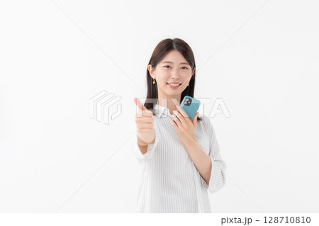 女性　スマートフォン　スマホ　 128710810