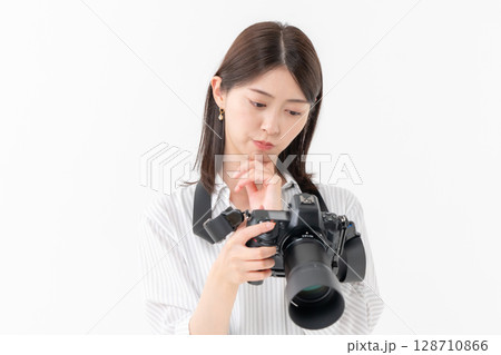 カメラを持った女性	 128710866