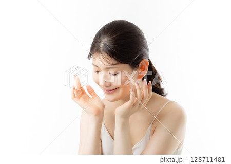 スキンケアをする若い女性 128711481