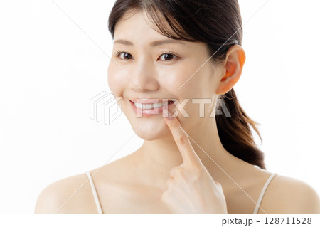 白い歯を見せて微笑む若い女性 白い歯を見せて微笑む若い女性 128711528