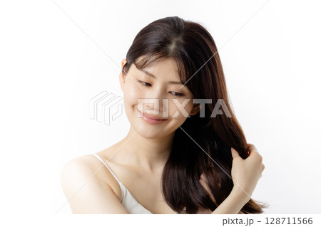 髪をケアする若い女性 髪をケアする若い女性 128711566