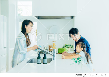 キッチンで会話する家族 128711603