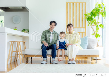 若い家族、マイホーム 128711606