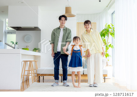 リビングでくつろぐ家族 リビングでくつろぐ家族 128711617