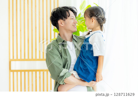 子供を抱っこするパパ 子供を抱っこするパパ 128711629