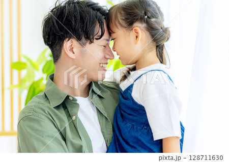 子供を抱っこするパパ 子供を抱っこするパパ 128711630