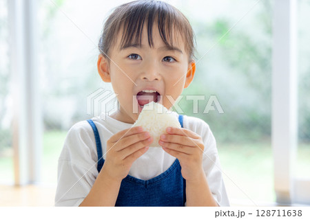 おにぎりを食べる女の子 おにぎりを食べる女の子 128711638