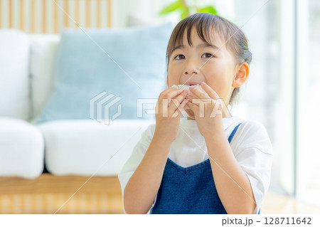 おにぎりを食べる女の子 128711642