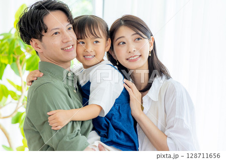 若い家族 128711656