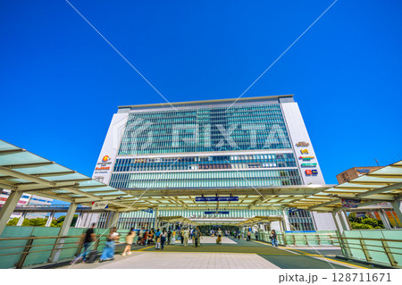 日本の横浜都市景観 7月21日。旅行需要回復…賑わう新横浜駅などを望む。新時代へ… 128711671