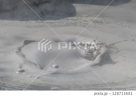 別府・坊主地獄　泥が噴き上がる地熱の風景 128711681