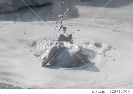 別府・坊主地獄 泥が噴き上がる地熱の風景 別府・坊主地獄 泥が噴き上がる地熱の風景 128711700