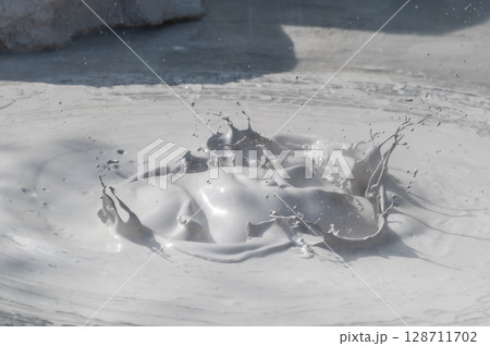 別府・坊主地獄　泥が噴き上がる地熱の風景 128711702