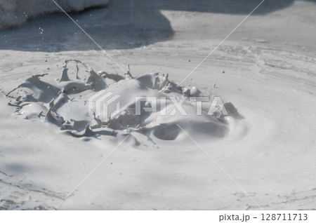 別府・坊主地獄　泥が噴き上がる地熱の風景 128711713