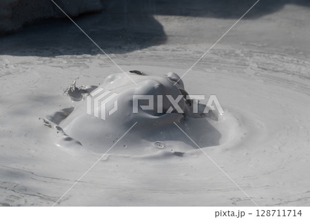 別府・坊主地獄　泥が噴き上がる地熱の風景 128711714