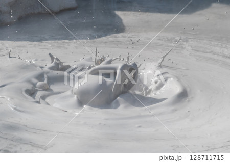 別府・坊主地獄　泥が噴き上がる地熱の風景 128711715