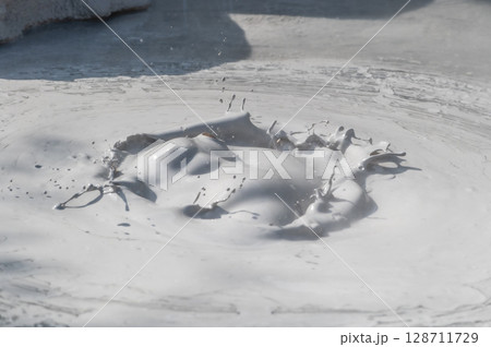 別府・坊主地獄 泥が噴き上がる地熱の風景 別府・坊主地獄 泥が噴き上がる地熱の風景 128711729