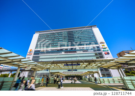 日本の横浜都市景観 7月21日。旅行需要回復…賑わう新横浜駅などを望む。新時代へ… 128711744