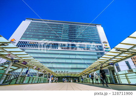 日本の横浜都市景観 7月21日。旅行需要回復…賑わう新横浜駅などを望む。新時代へ… 128711900