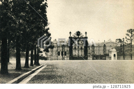 古写真　1932年　東京　迎賓館赤坂離宮の正門 128711925
