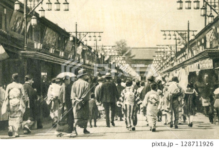 古写真　1932年　東京　浅草の仲見世通り商店街 128711926