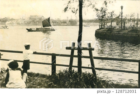 古写真　1932年　東京　浅草の隅田公園から望む隅田川と吾妻橋 128712031