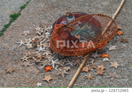 干されたヒトデ　静かな漁港の風景 128712065