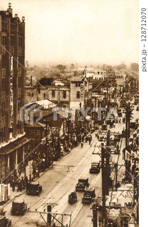 古写真 1932年 東京 新宿三丁目 明治通りの伊勢丹前 古写真 1932年 東京 新宿三丁目 明治通りの伊勢丹前 128712070