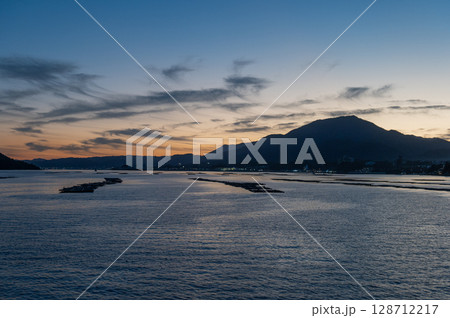 夕暮れに染まる瀬戸内海と牡蠣いかだの風景（広島・宮島） 128712217