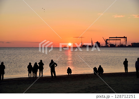 三重県 津市 伊勢湾の初日の出 三重県 津市 伊勢湾の初日の出 128712251