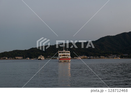 夕暮れの瀬戸内海を進む宮島行きフェリー(広島県) 夕暮れの瀬戸内海を進む宮島行きフェリー(広島県) 128712468