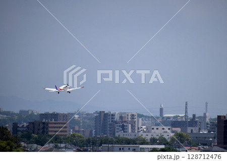 離陸する飛行機 128712476