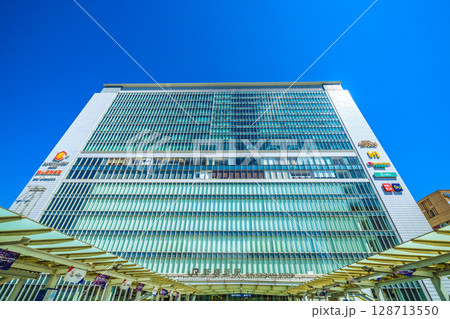 日本の横浜都市景観 7月21日。旅行需要回復…（賑わう）新横浜駅などを望む。新時代へ… 128713550