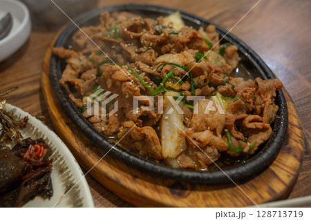 【韓国】ソウル市内の定食屋のテーブルに並ぶ豚肉の鉄板焼き 【韓国】ソウル市内の定食屋のテーブルに並ぶ豚肉の鉄板焼き 128713719