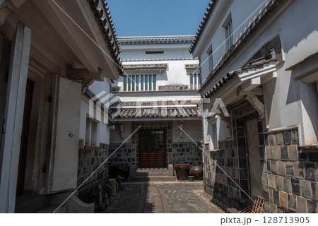 倉敷美観地区の白壁と蔵造りの町並み、歴史情緒あふれる街角の風景 128713905