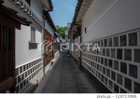 倉敷美観地区の白壁と蔵造りの町並み、歴史情緒あふれる街角の風景 128713906