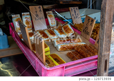 練り物店に並ぶ焼きちくわと天ぷら、昭和の風情ある食品ディスプレイ(倉敷) 練り物店に並ぶ焼きちくわと天ぷら、昭和の風情ある食品ディスプレイ(倉敷) 128713939